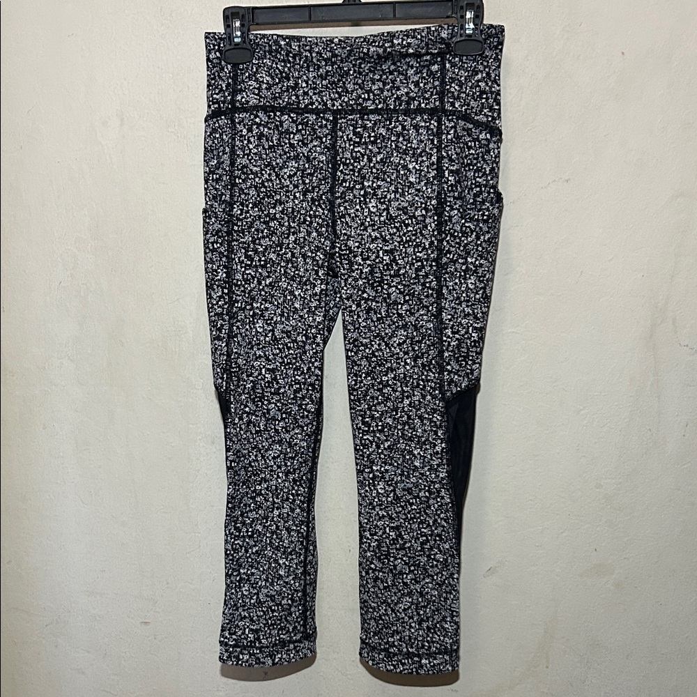 Lululemon Sole Training Crop
Daisy Dust Alpine White/Black Size 6